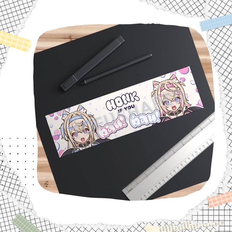 Peut inclure: Une banni&egrave;re blanche avec un design rose et bleu repr&eacute;sentant deux personnages d'anime avec des oreilles de chat. La banni&egrave;re porte le texte "Honk if you hear "baw! baw!" &eacute;crit dessus.