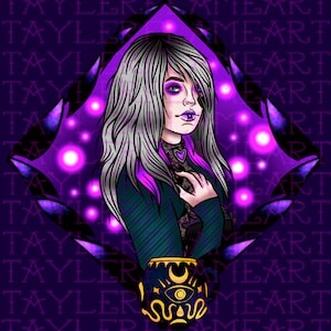 Può includere: Un'illustrazione digitale di una donna con lunghi capelli argentati e riflessi viola. Indossa una giacca verde scuro con un colletto in pizzo nero e un ciondolo a forma di cuore viola. Tiene in mano un calderone nero con un bordo dorato e un design a forma di luna crescente e occhio. Lo sfondo è viola scuro con sfere rosa luminose.