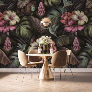 Papier peint floral avec de grandes feuilles et des colibris