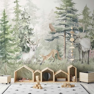 Tapete für ein Kinderzimmer, nach Maß, gemalt, von einem Elch auf einem Hintergrund von Waldbäumen.