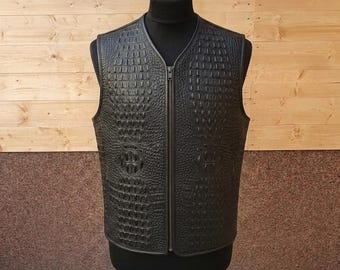 Svart herrväst med krokodilprägling i läder, handgjord i bikerstil, klubbstil