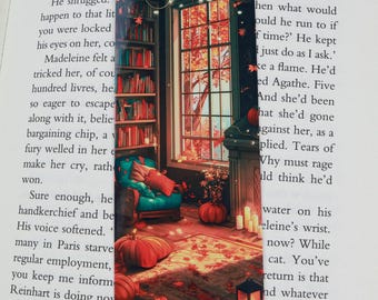 Puede incluir: Marcapáginas con una ilustración otoñal. La imagen muestra una habitación con una gran ventana, estanterías, calabazas y velas. La ventana da a árboles con hojas rojas y naranjas. El marcapáginas es rectangular y brillante.