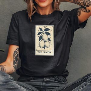Camiseta de limón, camiseta vintage de frutas botánicas, camiseta minimalista de tarot de limón, camiseta con gráfico de plantas estéticas, regalo para los amantes de los cítricos.