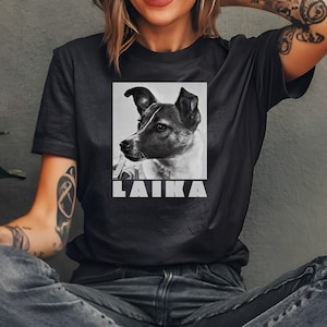 ライカ ドッグシャツ、ライカ スペースドッグTシャツ、ライカTシャツ、愛犬ママへのギフト、天文学愛好家、ライカ レトログラフィックTシャツ、ライカ ユニセックス クルーネックTシャツ