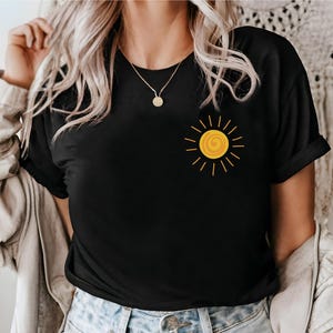 Chemise soleil bohème, t-shirt graphique soleil minimaliste, t-shirt style petite poche soleil, chemise amateur de soleil bohème, t-shirt soleil cosmique astrologie céleste