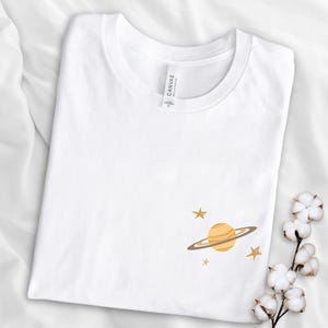 Saturn Minimalist Planet Shirt, Planetentasche Tshirt, kleiner Saturn und Sterne Taschenstil T-Shirt, Weltraum Liebhaber Astronomie T-Shirt, kosmischer Planet