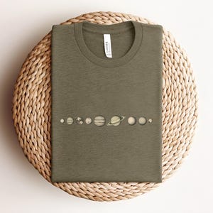 Chemise d'alignement de planètes, T-shirt du système solaire minimal, T-shirt graphique de planète esthétique, cadeau pour les amoureux de l'espace, Tshirt de planètes rétro, cosmos