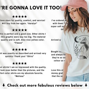 K&ouml;nnte beinhalten: Wei&szlig;es T-Shirt mit einem schwarz-wei&szlig;en Fuchsmotiv, einem Mond und Sternen. Das Shirt hat auch den Text "YOU'RE GONNA LOVE IT TOO!" und Kundenbewertungen.