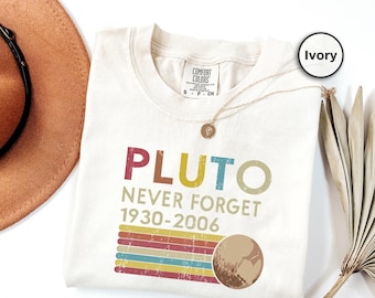 Shirt Pluto Never Forget, retro grafisch T-shirt ruimte, T-shirt Astronomy Planet, comfortabele kleuren vintage Pluto-top, wetenschapscadeau voor ruimteliefhebbers