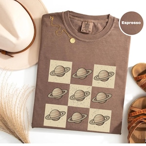 Saturn Planet Shirt, Retro-Block Saturn Grafik-T-Shirt, Komfort Farben Planet T-Shirt, kosmisches Raumliebhaber T-Shirt, Saturn Astronomie Planet Kunst
