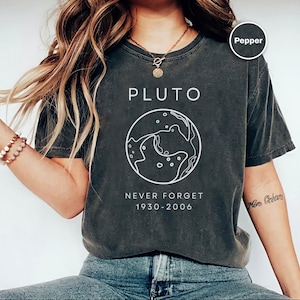 Pluto glöm aldrig-tröja, minimalistisk astronomigrafisk t-shirt, rolig rymdvetenskap-t-shirt, present till Splar-systemet, rolig Pluto-t-shirt