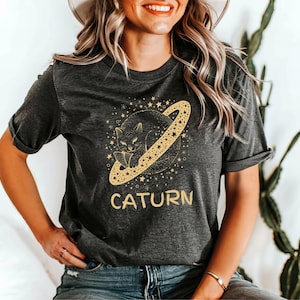 Weltraum-Katzen-Shirt, Catturn-T-Shirt, lustiges himmlisches Katzen-T-Shirt, Geschenk für Katzenliebhaber, Kätzchen im Weltraum T-Shirt, mystische Katze, kosmisches himmlisches T-Shirt