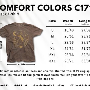 K&ouml;nnte beinhalten: Braunes Unisex-T-Shirt mit goldenem Fuchs- und Mond-Design. Das T-Shirt zeigt den Text "COMFORT COLORS C1717". Gr&ouml;&szlig;en von S (46cm Breite, 69cm L&auml;nge) bis 3XL (71cm Breite, 84cm L&auml;nge).