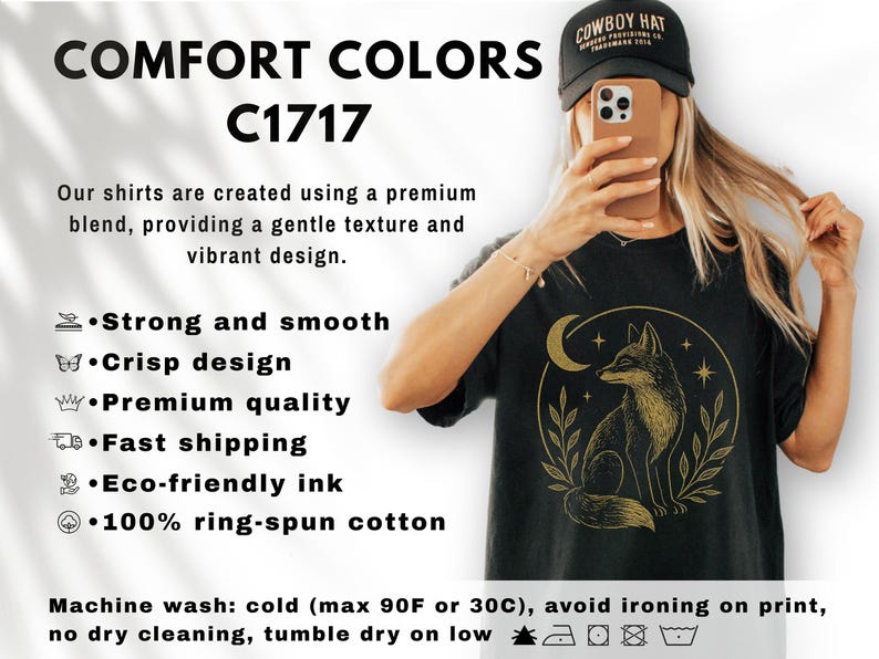 K&ouml;nnte beinhalten: Schwarzes T-Shirt mit goldener Illustration eines Fuchses, Mondes und Sternen. Das Shirt tr&auml;gt den Text "COMFORT COLORS C1717". Das Shirt besteht aus 100 % ringgesponnener Baumwolle.