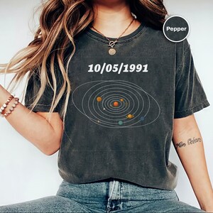 Sonnensystem Personalisiertes T-Shirt, Planeten Ausrichtung T-Shirt, Weltraum Geburtstagsgeschenk, Himmlisches Datum Shirt, Vatertagsgeschenk, Benutzerdefiniertes Weltraum T-Shirt