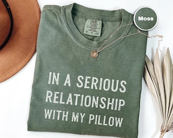 Camiseta divertida con colores que te ayudan a dormir, camiseta con sarcasmo, camiseta con una relación seria con mi almohada, camiseta con gráficos para un día tranquilo, regalo ideal para los amantes del sueño.