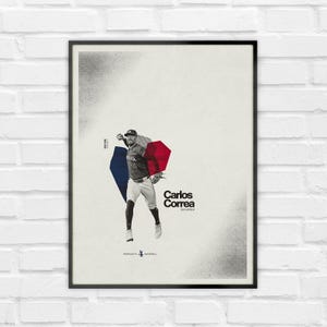 Può includere: Un poster incorniciato con un'illustrazione in bianco e nero del giocatore di baseball Carlos Correa in movimento di lancio. Il design include forme geometriche rosse e blu, il testo Carlos Correa, Minnesota e il numero 4.