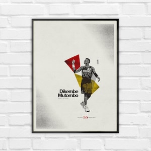 Può includere: Poster incorniciato con Dikembe Mutombo in posa da basket, con un design vintage. Presenta forme geometriche rosse e gialle. Il testo include "Dikembe Mutombo" e "55 Hawks".