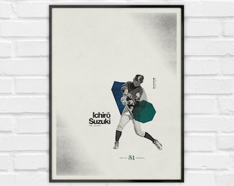 Może przedstawiać: Oprawiony plakat z czarno-białą ilustracją baseballisty zamachującego się kijem. Tekst głosi Ichiro Suzuki, The Wizard oraz Seattle 51 Baseball. Projekt zawiera ciemnoniebieskie i morskie geometryczne kształty umieszczone za postacią gracza.
