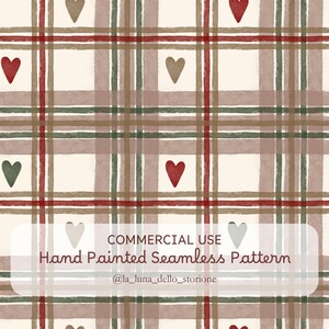 Könnte beinhalten: Ein nahtloses Muster mit einem karierten Hintergrund in Rot, Braun und Grün. Das Muster ist mit kleinen Herzen in Rot, Braun und Grün verziert. Der Text "COMMERCIAL USE Hand Painted Seamless Pattern @la_luna_dello_storione" befindet sich am unteren Rand des Bildes.