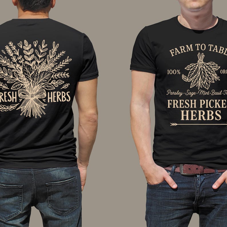 Może przedstawiać: Czarne koszulki z motywami zi&oacute;ł. Jedna koszulka przedstawia bukiet zi&oacute;ł z napisem "FRESH HERBS". Druga ma napis "FARM TO TABLE" i "FRESH PICKED HERBS" z ilustracjami zi&oacute;ł. Obie koszulki są w 100% organiczne.
