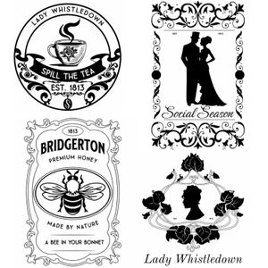Pode incluir: Quatro ilustra&ccedil;&otilde;es em preto e branco com molduras ornamentadas. A ilustra&ccedil;&atilde;o superior esquerda &eacute; um c&iacute;rculo com o texto "Lady Whistledown" e "Spill the Tea" com uma x&iacute;cara de ch&aacute; e vapor. A ilustra&ccedil;&atilde;o superior direita &eacute; um casal em silhueta com o texto "Social Season". A ilustra&ccedil;&atilde;o inferior esquerda &eacute; uma abelha com o texto "Bridgerton Premium Honey". A ilustra&ccedil;&atilde;o inferior direita &eacute; uma silhueta de mulher com o texto "Lady Whistledown".