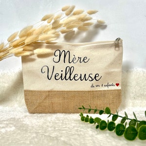 Op de afbeelding: Een witte canvas toilettas met een jute bodem. De tas heeft zwarte tekst die "M&egrave;re Veilleuse de ses 4 enfants" met een rood hartje luidt.