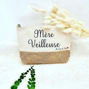 Op de afbeelding: Een witte canvas en jute toilettas met de tekst "M&egrave;re Veilleuse de L&eacute;a & Zo&eacute;" en een rood hart.