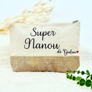 Op de afbeelding: Een beige canvas en jute toilettas met zwarte borduurwerk dat "Super Nanou de Giulian" met een rood hartje zegt.
