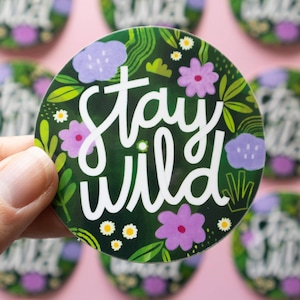Adesivo de círculo com design floral Stay Wild, adesivos com frases fofas, adesivo de flores silvestres, natação selvagem, caminhada na natureza selvagem, adesivo com padrão floral