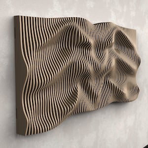 Puede incluir: Una escultura de madera abstracta montada en la pared con un diseño ondulado y fluido. La escultura está hecha de finas tiras de madera verticales que están dispuestas en un patrón de curvas y hundimientos. La madera es de color marrón claro.