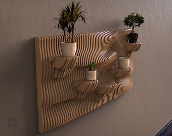 Puede incluir: Una estantería de madera montada en la pared con un diseño ondulado, que presenta cuatro plantas en macetas. La estantería está hecha de madera marrón claro y tiene una forma única y orgánica.