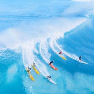Immagini di surf Passione surf Onda di surf Mare blu Immagini con surf Fotografie Estate Persone sulla tavola da surf Acqua azzurra Moderno