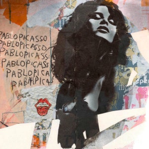 Pode incluir: Um retrato em preto e branco de uma mulher com cabelo comprido e escuro. A imagem é uma colagem com papel rasgado e texto que diz "PABLOPICASSO" repetido várias vezes.