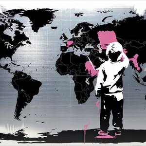 Può includere: Stampa artistica in bianco e nero di una mappa del mondo con una figura di bambino che la dipinge di rosa. Lo sfondo è di colore argento spazzolato.