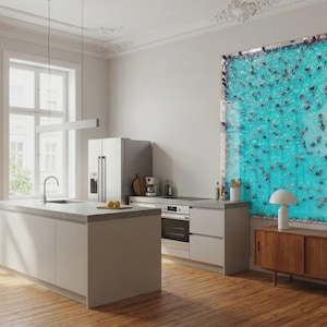 Peut inclure: Une cuisine moderne avec un sol en bois clair, des meubles blancs et une grande œuvre d'art abstraite. La cuisine comprend un réfrigérateur en acier inoxydable, une plaque de cuisson et un évier avec un robinet col de cygne. Un meuble en bois avec une lampe blanche est en dessous.
