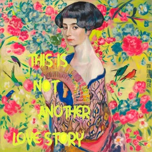 Könnte beinhalten: Ein lebendiges Gemälde mit einer Frau mit Fächer vor floralem Hintergrund. Der Text "THIS IS NOT ANOTHER LOVE STORY" ist in leuchtendem Gelb gehalten. Vögel sind ebenfalls im Kunstwerk dargestellt.