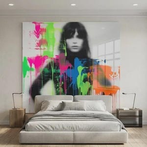 Pode incluir: Um quarto moderno com uma grande obra de arte abstrata acima da cama. A obra de arte é um retrato em preto e branco com vibrantes respingos de tinta neon em rosa, verde, azul e laranja. A cama tem uma estrutura e roupa de cama estofadas em cinza claro.