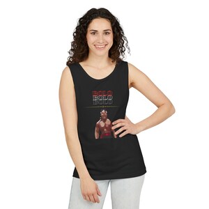 Op de afbeelding: Zwart tanktop zonder mouwen met een afbeelding van een man met het woord "BOLO" drie keer herhaald in rode en witte tekst.