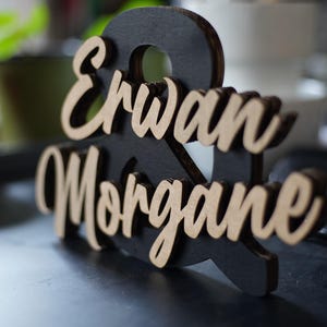 Dúo de nombres de cartón pareja enamorada