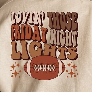 Freitag Nacht Lichter SVG, Fußball-Shirt-Svg, Highschool-Fußball-Svg, gewellte gestapelte Fußball-Svg, Lovin jene Freitag Nachtlichter Png svg