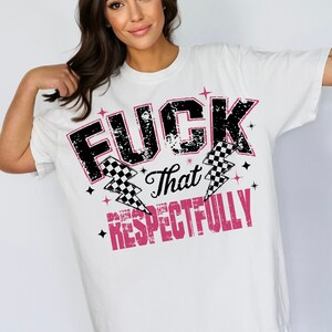 K&ouml;nnte beinhalten: Wei&szlig;es T-Shirt mit einem schwarz-wei&szlig;en Grafikdruck, auf dem "F*CK That Respectfully" mit einer karierten Flagge und einem Blitz steht.