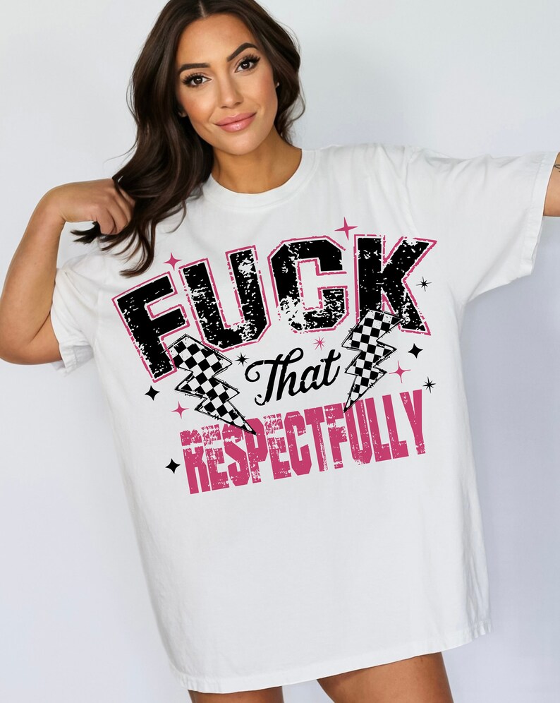 K&ouml;nnte beinhalten: Wei&szlig;es T-Shirt mit einem schwarz-wei&szlig;en Grafikdruck, auf dem "F*CK That Respectfully" mit einer karierten Flagge und einem Blitz steht.