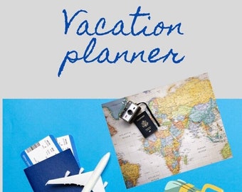 Puede incluir: Un avión de juguete azul y blanco, un pasaporte, una cámara, un mapa del mundo y una maleta verde con asa amarilla y pegatinas de colores sobre un fondo azul. El texto "Vacation planner" está escrito en azul en la parte superior de la imagen.