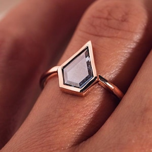 Pierścionek zaręczynowy z moissanitem w szlifie portretowym w kolorze szarym, oprawiony w ramkę ze złota 14k