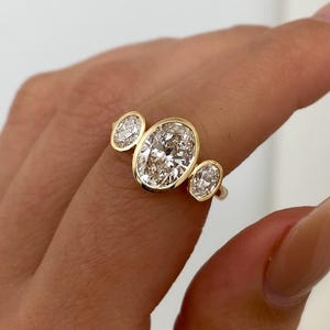 Oval Moissanite Verlobungsring, 2 CT Lünette Set Oval Moissanite Vorschlag Ring, 14K Gold drei Stein Jahrestag Ring, Hochzeitsgeschenk für sie