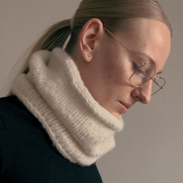 ENGLISH: The perfect gauge neck warmer knitting pattern