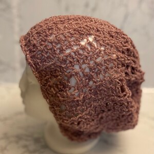 Elegante cappello a tesa larga all&#39;uncinetto viola: abbraccia la comodità con un tocco di colore