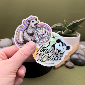 Panic! No Disco Possum-klistermärke: Indieparty-stämning, väderbeständig vinyl
