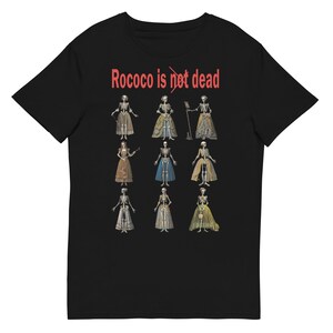 Könnte beinhalten: Schwarzes T-Shirt mit einer Grafik von Skeletten in Kleidern aus der Rokoko-Ära. Der rote Text "Rococo is not dead" ist über der Grafik aufgedruckt. Das Design zeigt neun Skelette in verschiedenen Kleidern.
